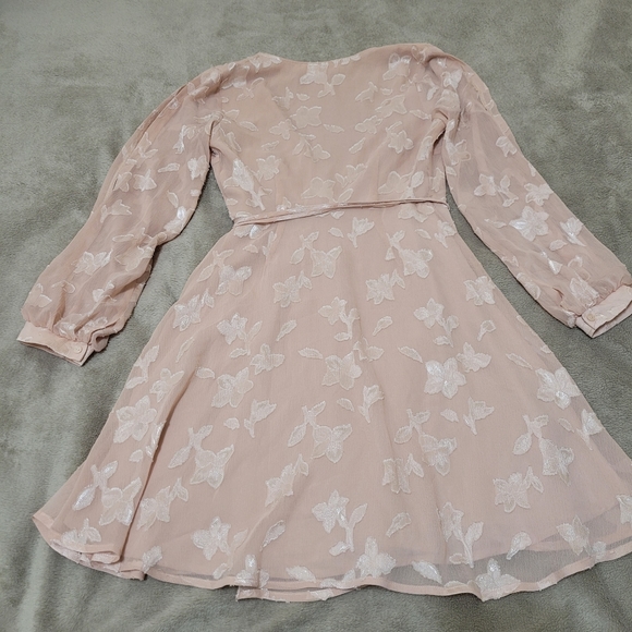 ASTR The Label Champagne Rose wrap mini dress size small - Picture 10 of 16